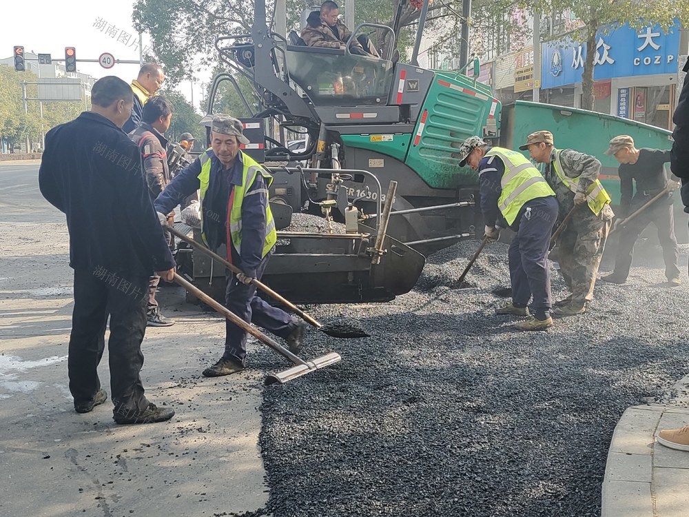 元旦  在岗 沥青 摊铺 新年 新姿态