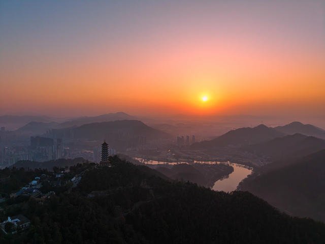 2025 新年 第一缕阳光 西湖山 晨光