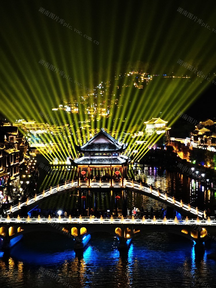 凤凰古城  夜景  亮灯仪式 开启 璀璨夜色游客  雪桥 光影盛宴  梦回凤凰  元旦2025
