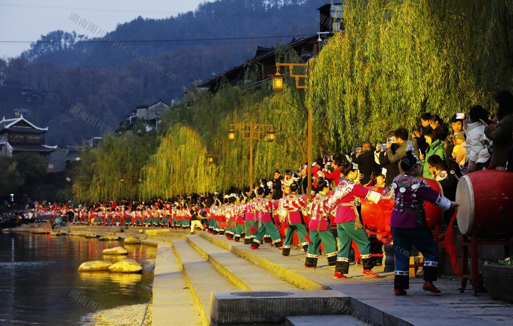 凤凰 古城  苗鼓  迎新  亮灯仪式 元旦