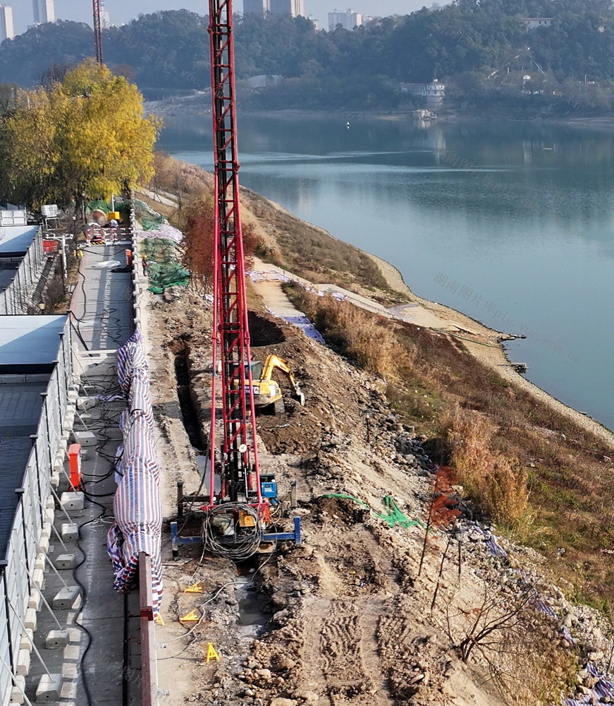 向口假日囗施工囗者囗致敬