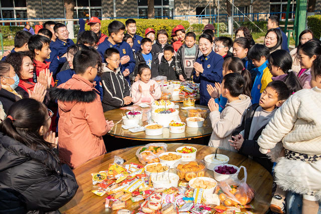 留守儿童 弱势群体 消防队 过生日、迎新年
