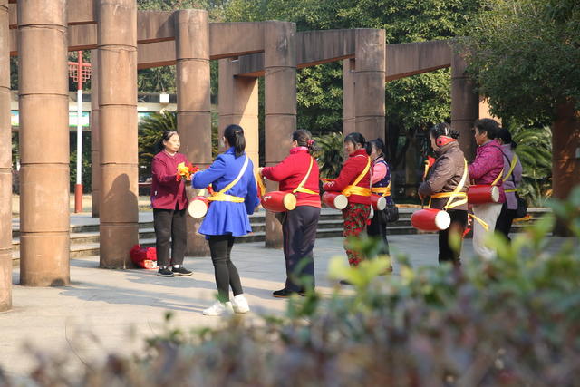 公园；健身；冬日暖阳