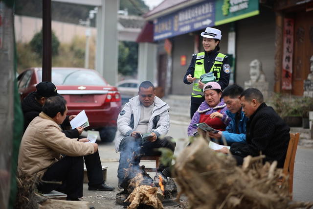 交警 宣传 交通安全 乡村 民警