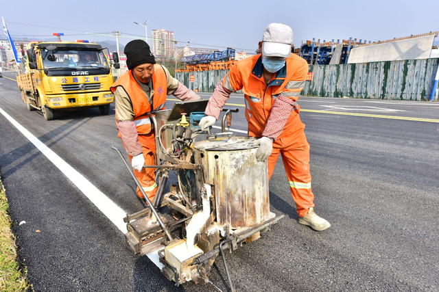 城中路 交通标线
新年添新路