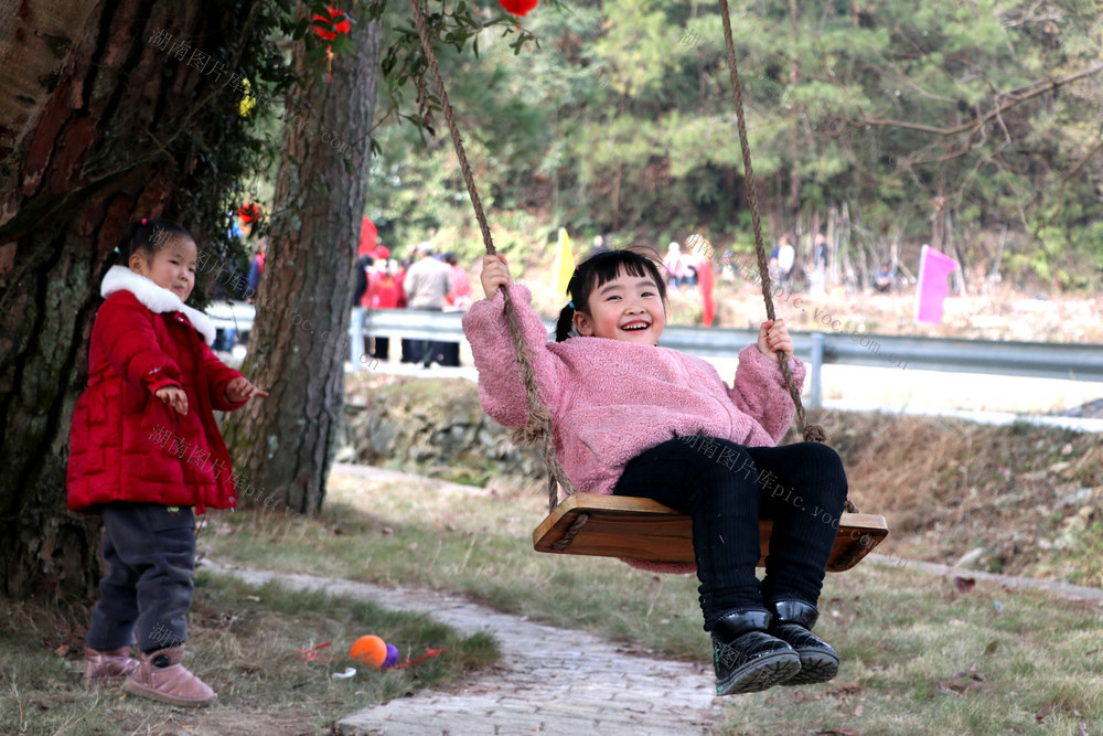 幸福童年
荡秋千