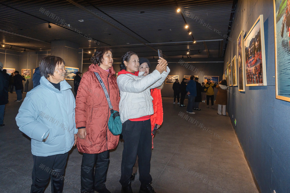 湘西土家族苗族自治州博物馆  “2025迎新春摄影作品展”拉开帷幕  为市民欢度春节提供一个良好的文艺观赏场所