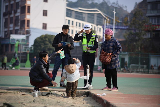广场 交通安全 宣传 交警 一老一少