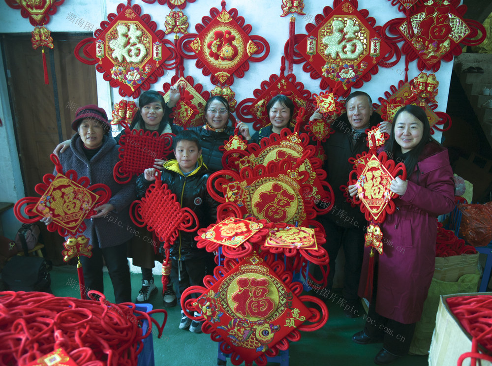 《年前赶制中国结》