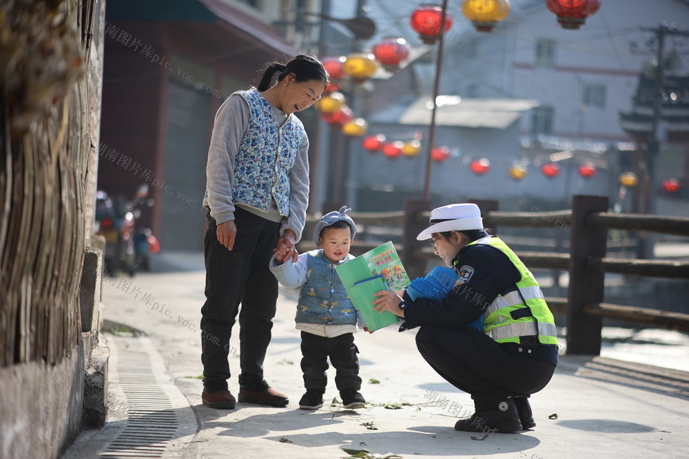 交警 宣讲 宣传 乡村 交通安全