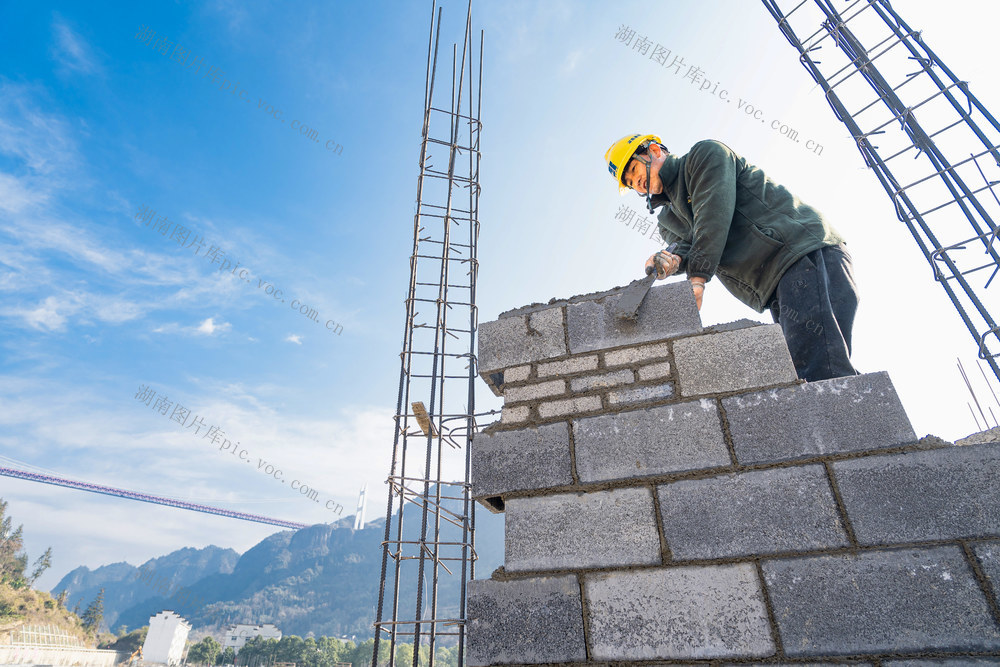 大兴寨水库移民矮寨安置区建设有序施工  新年鼓劲建设忙