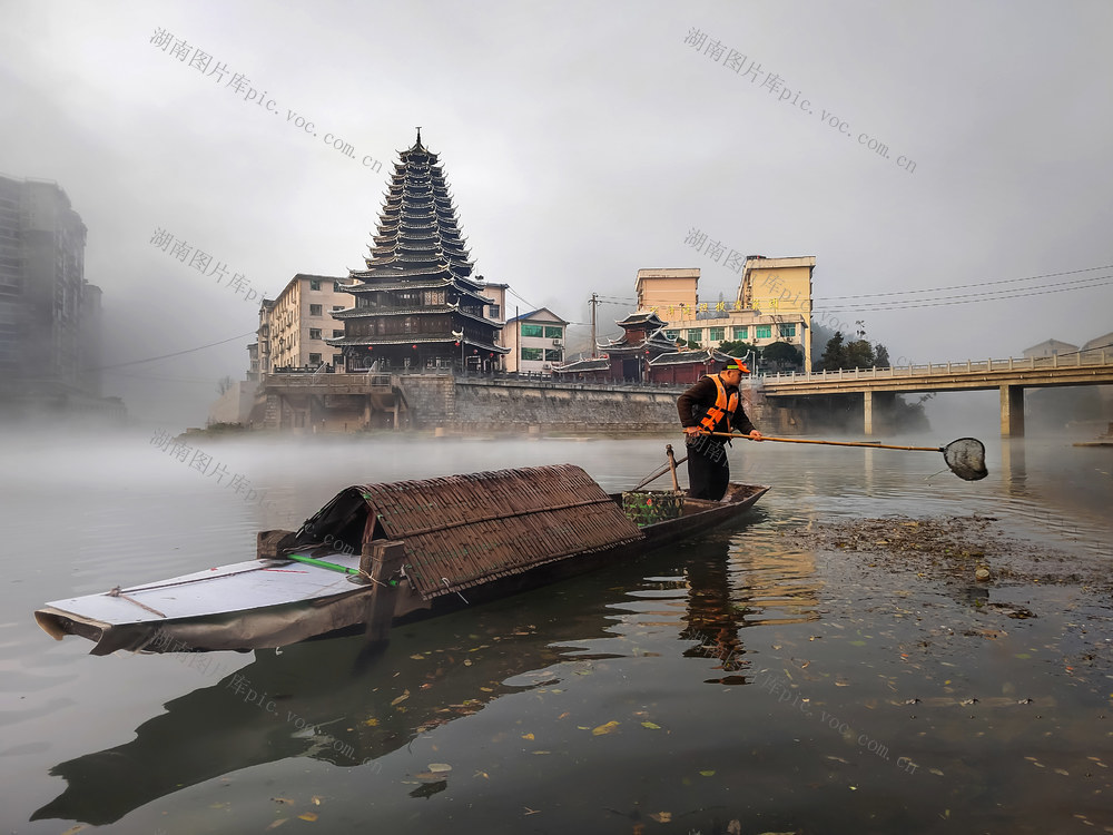 通道 双江 河畔 河道 保洁 人员 打捞 漂浮物 