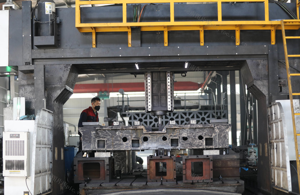 企业 新年 赶工