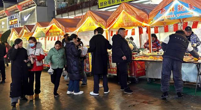苗乡“夜市”人气旺