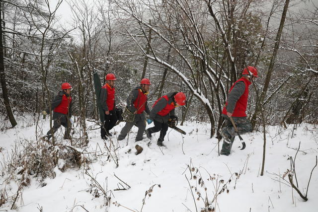 2025年首雪  电力巡线