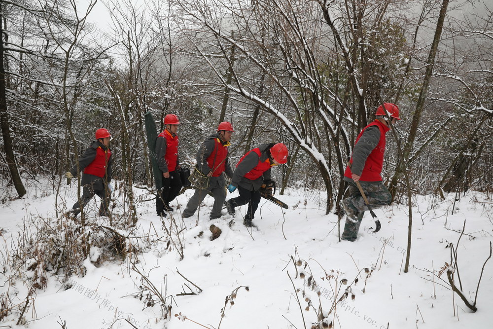 2025年首雪  电力巡线