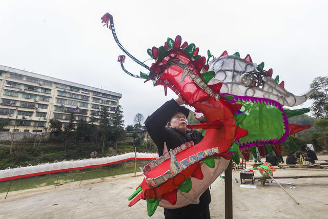 村民 制作 灯笼 喜迎 新春