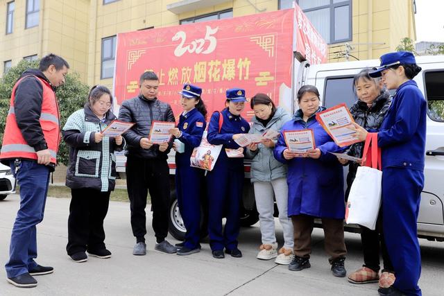 敲门见面送平安 宣传小分 社区 禁止燃放烟花爆竹 电动车安全充电 春节临近