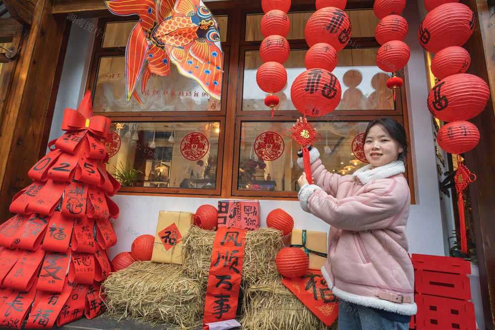 腊八节  市民们陆续给商铺门窗挂红贴联  接福迎春