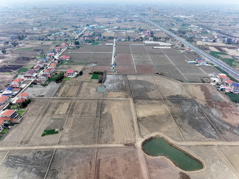 农业  粮食安全  高标准农田建设 
 土地平整  灌溉渠浇筑  排灌渠护砌  质量检测 
