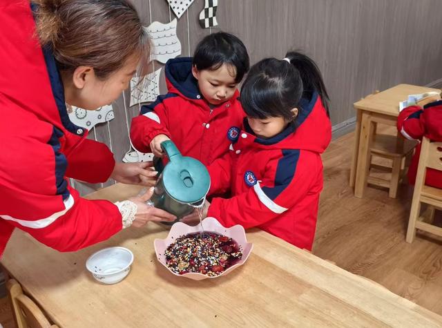 凤凰县 九里边城幼儿园 老师 小朋友 制作腊八粥 