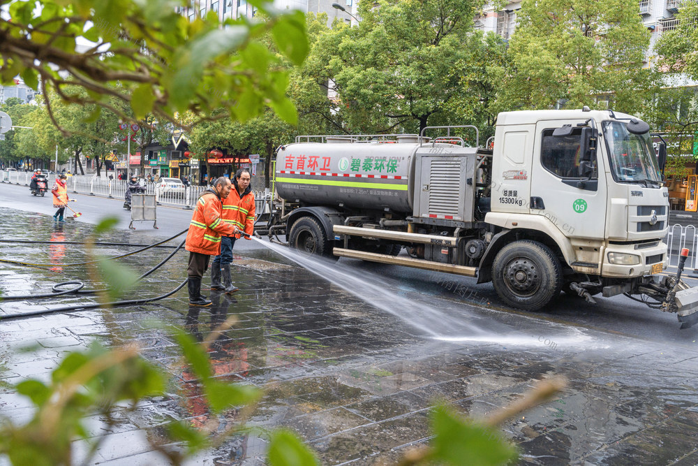 环卫工人在洒水清洁街道  让市民过上一个干净卫生的春节