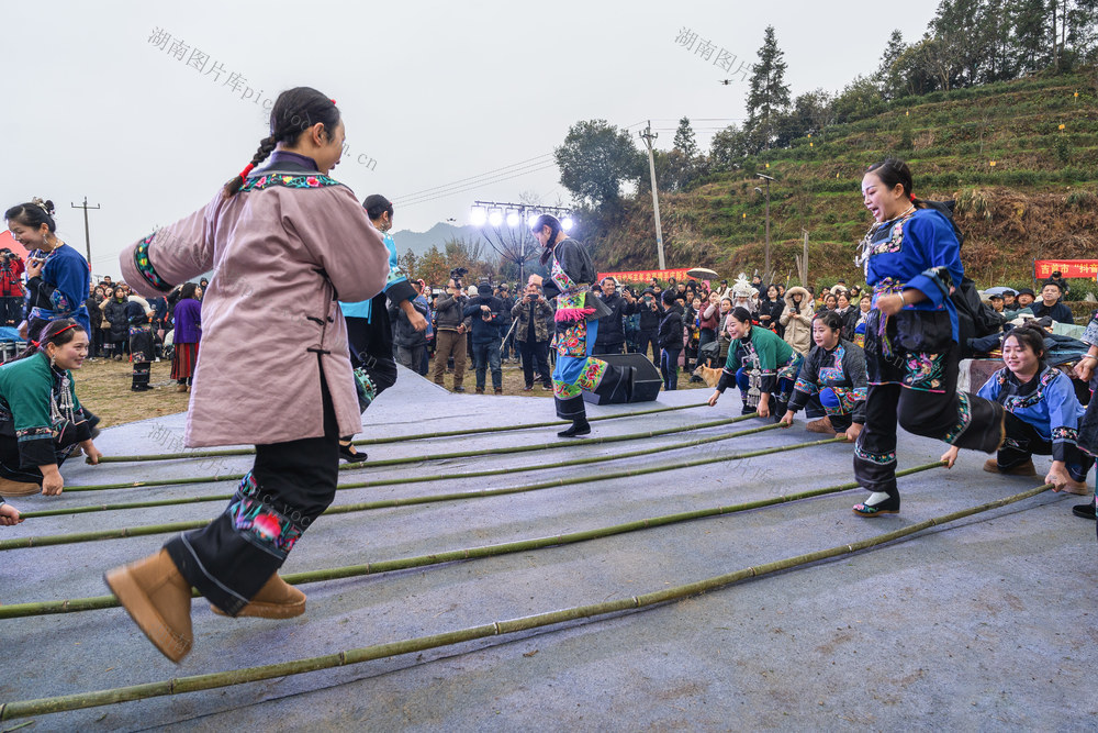 “湘西云上夯坨抖音村晚” 自办自导自演  八十多的爷爷奶奶也上场  “创业大会”共商2025年村里发展  年味欢乐多
