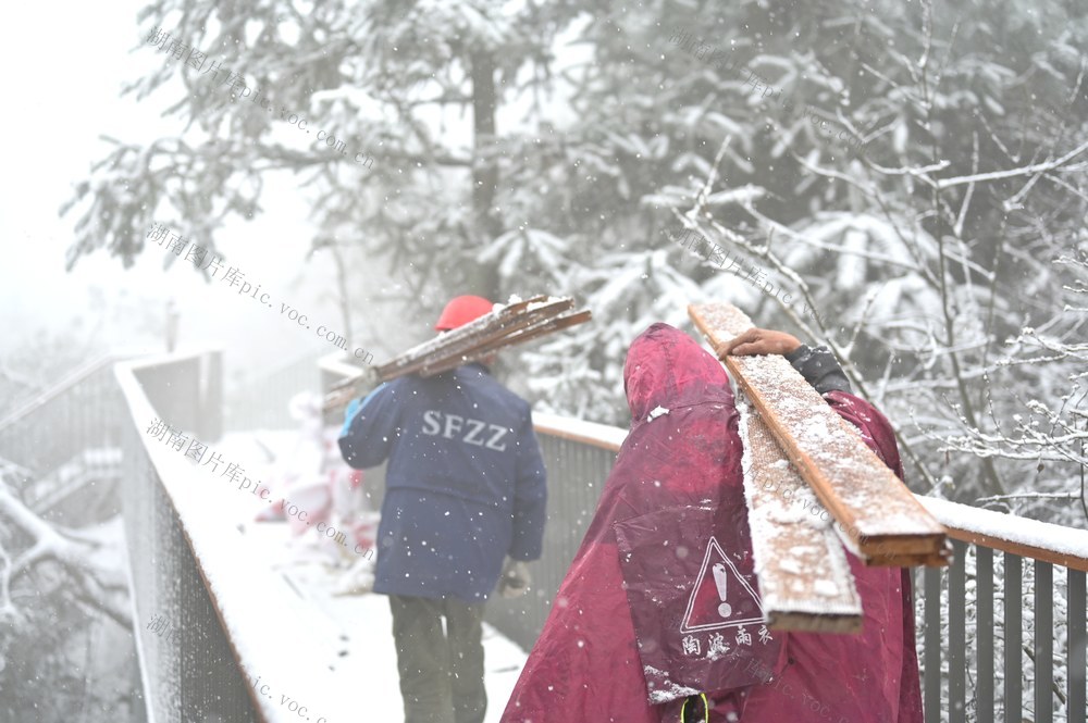 风雪  2025年  第一场雪  工人  民宿  游客  风景