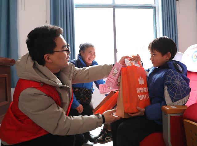  情系山区学子  迎新春送温暖