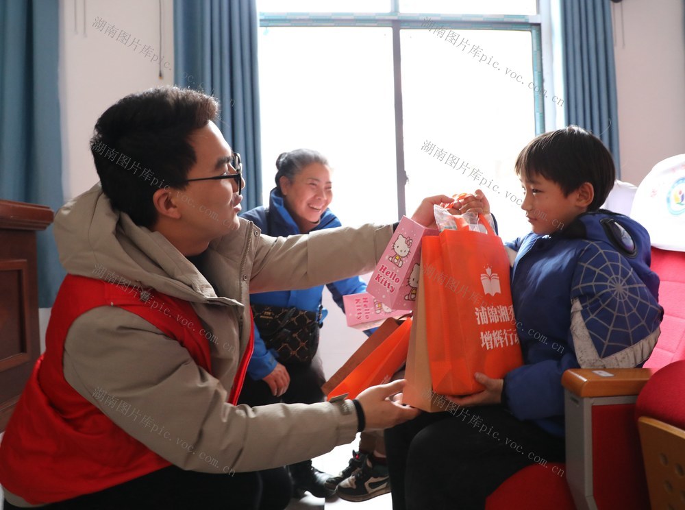  情系山区学子  迎新春送温暖
