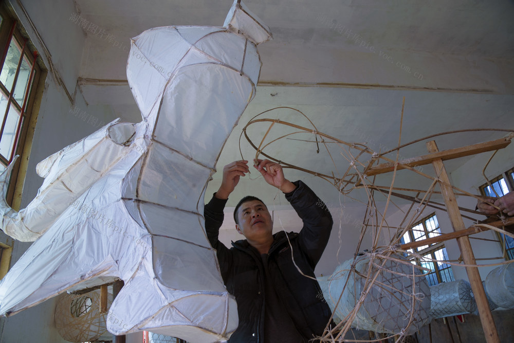 《编扎水龙灯迎新年》