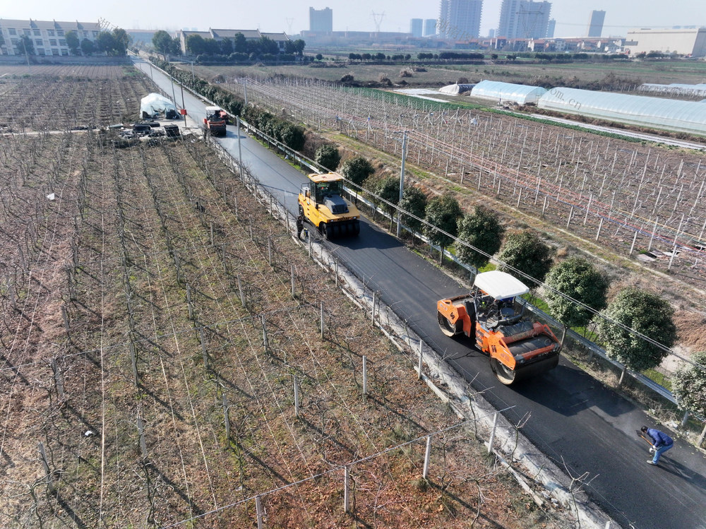 农村  农业产业  村道  春节  拓宽 
 改造  沥青摊铺