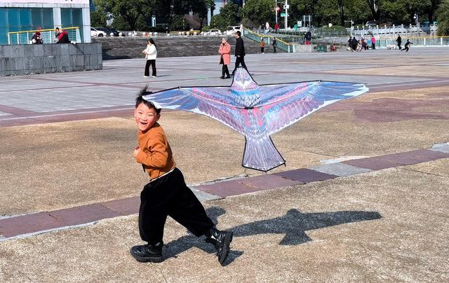 冬日  晴天 阳光 市民 休闲 娱乐