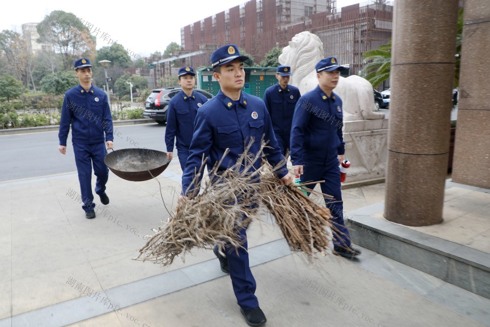 大铁锅*干柴火*“敲门见面送平安”