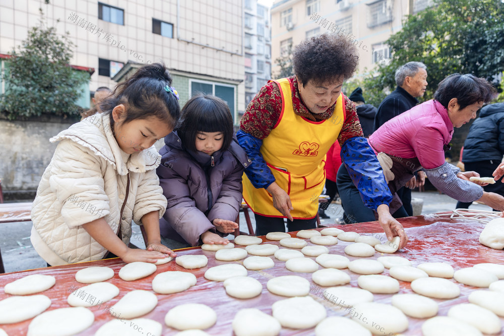 打糍粑 杀年猪 吃团圆饭 邻里关系 年味