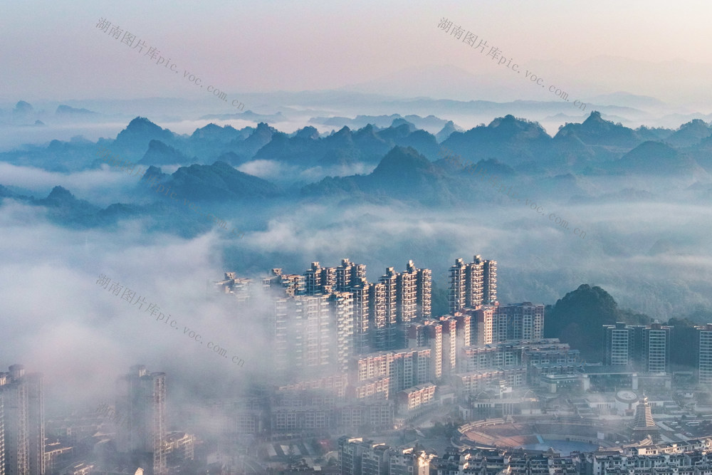 县城 雾 城市建筑 群山 山