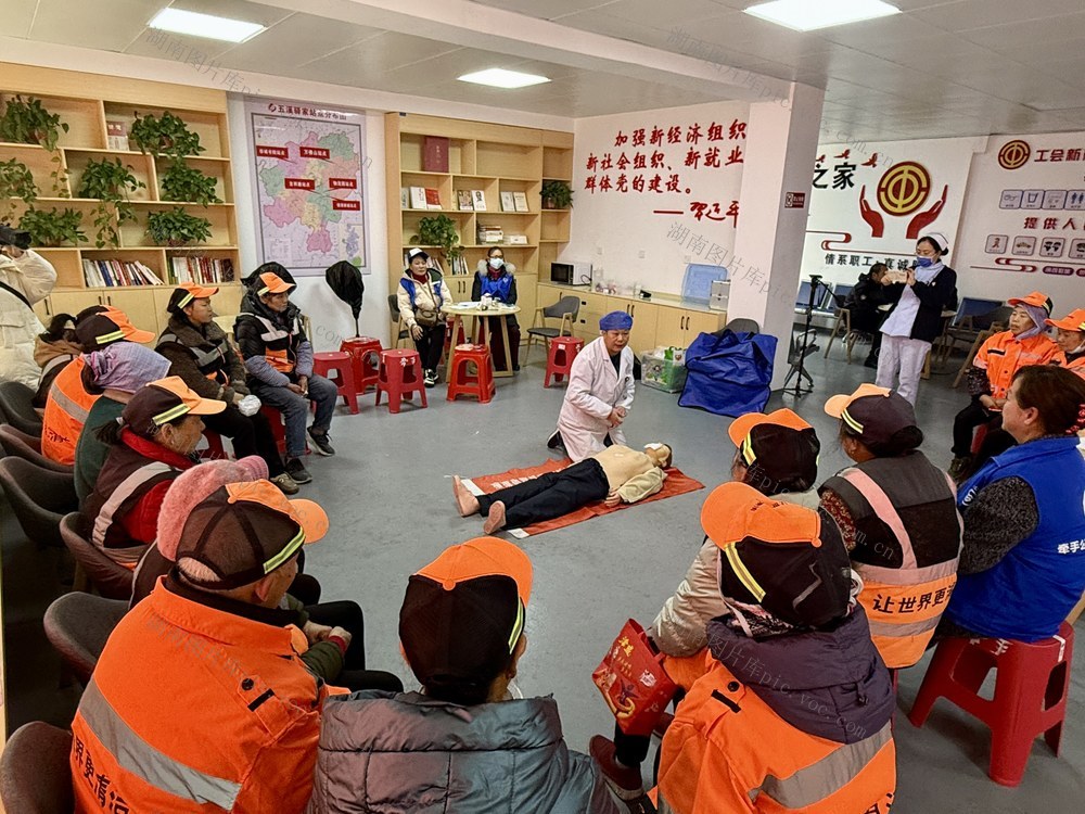 “暧心”服务进小区
