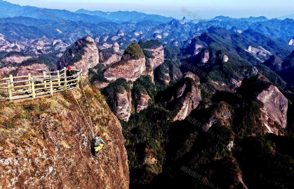“中国好人”刘锋清理景区垃圾