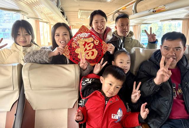 春运首日：幸福合影
