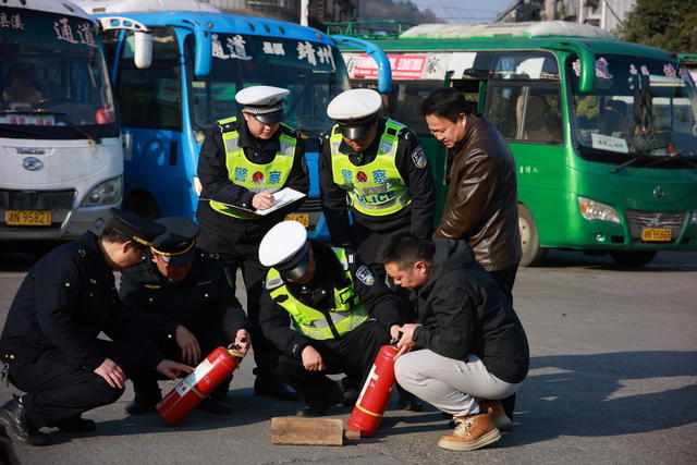 春运 交警 车站 客车 检查