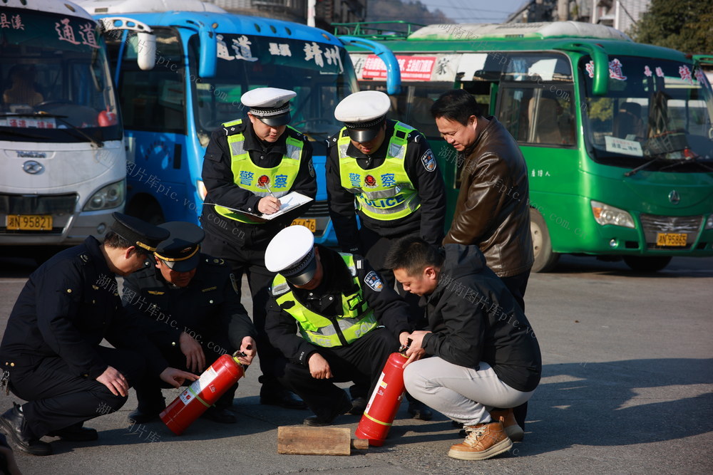 春运 交警 车站 客车 检查