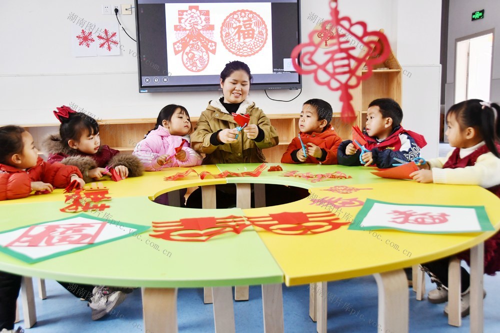 非遗进校园 剪纸迎新春