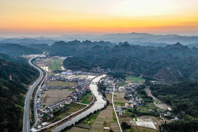 生态 乡村 田园 道路 晚霞