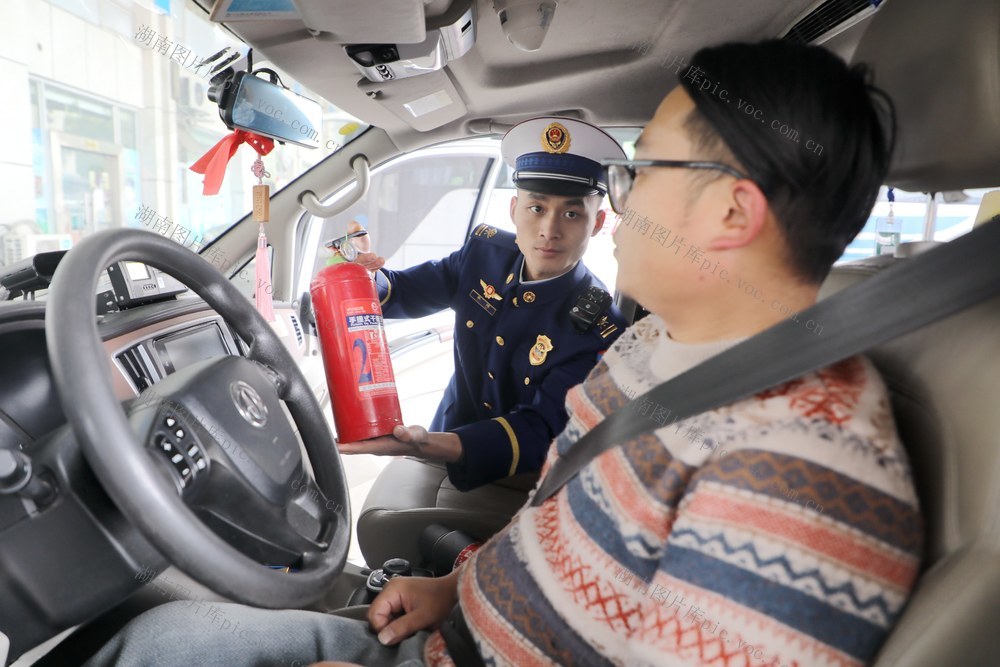 2025年春运 启动 消防隐患 大排查 检查客运车辆 灭火器