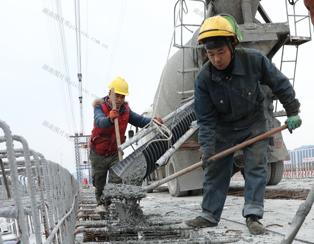 冲刺开门红      大桥建设忙