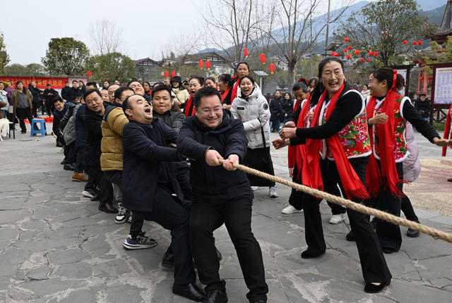 文化 合并村  迎新年 送春联