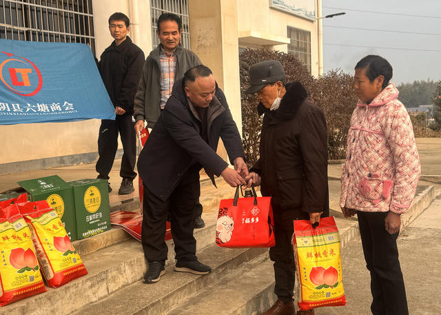 商会会长自掏腰包慰问116户困难群众、商会企业家属，为他们送去寒冬里的温暖和节日的祝福。