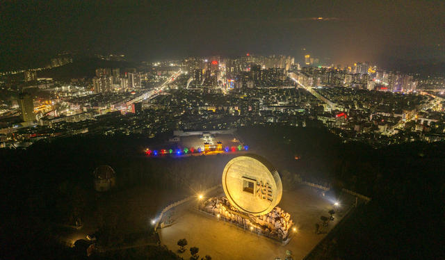 航拍  中国最大  铜钱币 雕塑 
 开元通宝  景点  夜景  湖南  桂阳  宝山国家矿山公园    4A级景区