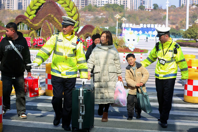 怀铁公安交警春运全力维护站区安全