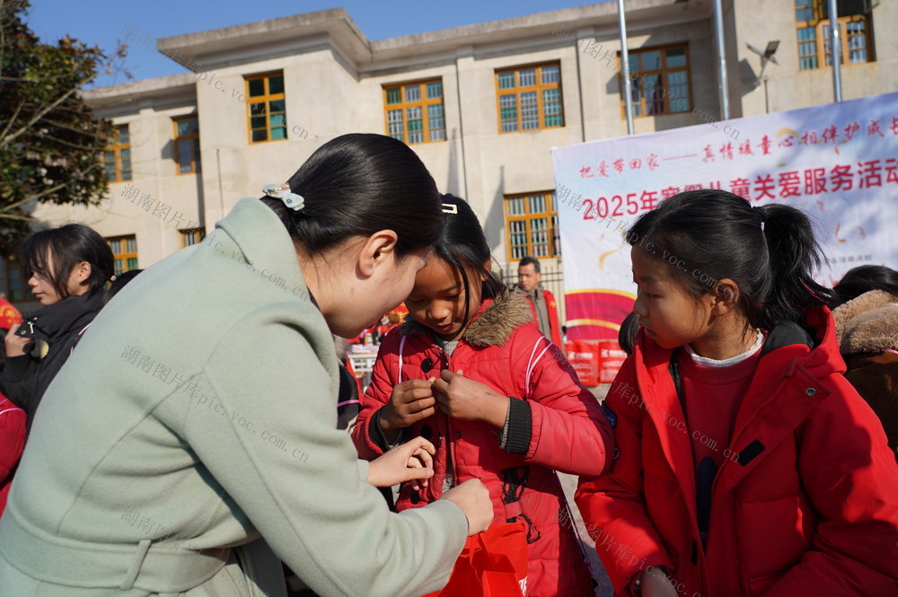 真情暖童心，相伴护成长。1月16日，湖南省隆回县妇联组织爱心志愿者深入山界回族乡九年义务制学校，开展2025年寒假儿童关爱服务活动。志愿者为孩子们讲解寒假安全防护知识，并为100名留守孩子送来学习生活用品。